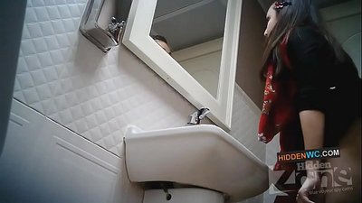 Rakaman kamera tersembunyi di tandas wanita (1)