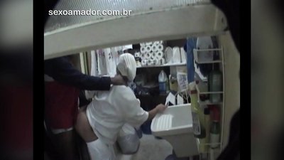 Motoboy mengadakan hubungan seks dengan wanita pembersih di restoran antara penghantaran