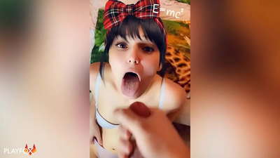 Gadis sekolah menengah mendapat air mani pertamanya di mulutnya daripada rakan sekelas