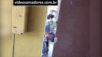 Voyeur memfilemkan pasangan muda bercinta sehingga dia menemui rakaman video